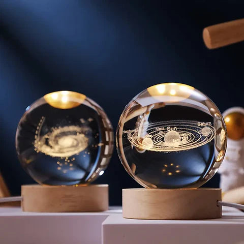 Bordlampe: Månekrystallkule med LED, et kunstverk av belysning.
