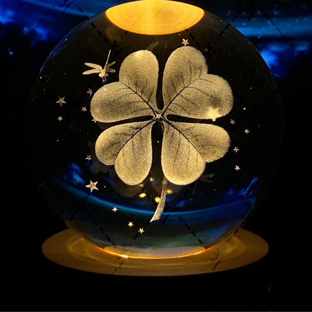 Krystallkule med månemotiv og LED-lys, en moderne og funksjonell bordlampe.