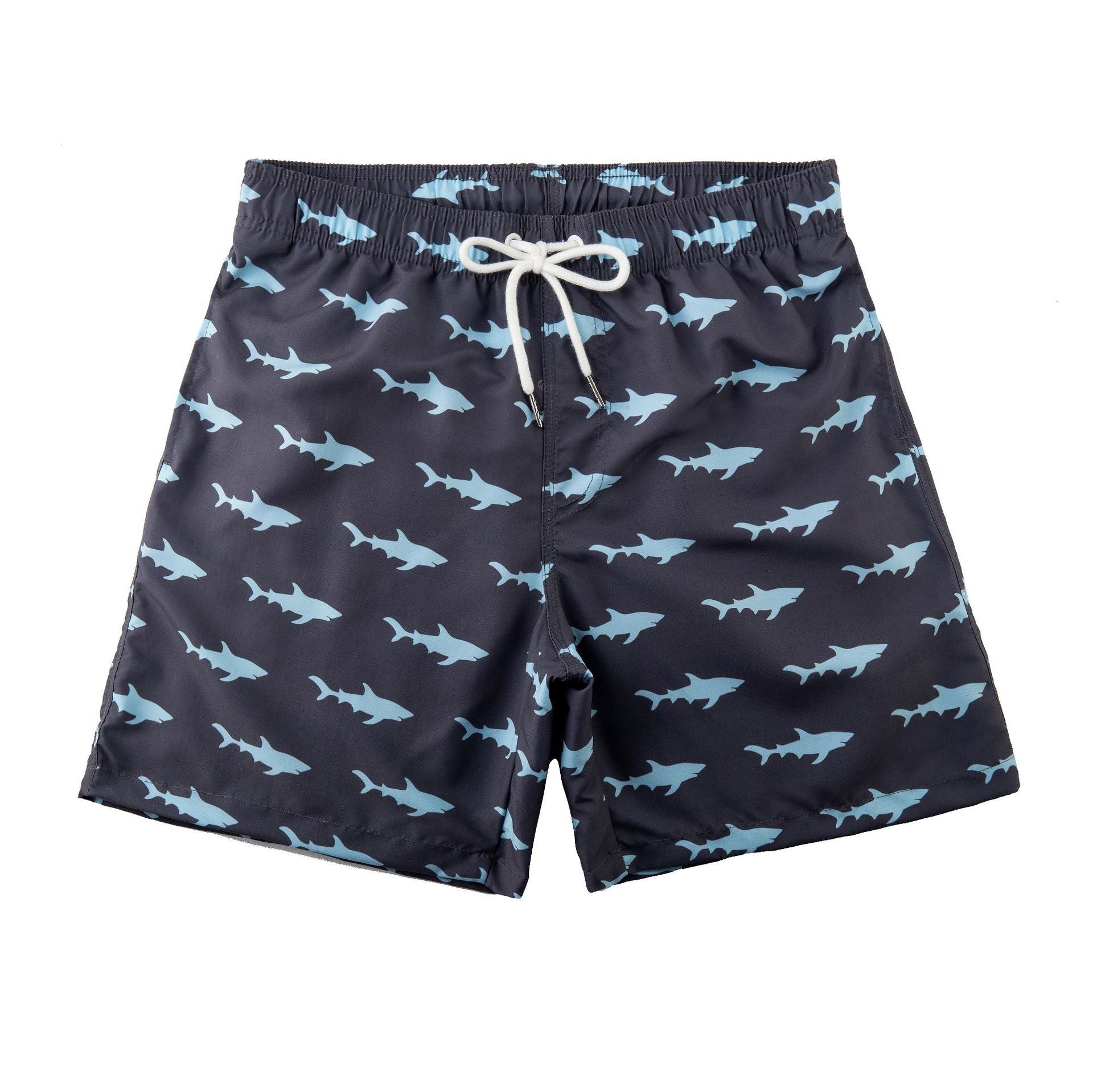 Trendy badeshorts for menn med unikt mønster. Perfekt for sommer, svømming og strandaktiviteter. Herremote.