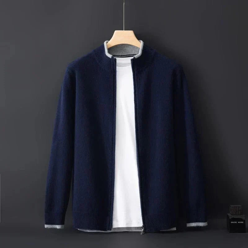 Mann iført minimalistisk herrejakke med glidelås. Komfortabel og elegant kashmirjakke, allsidig vår/høst.