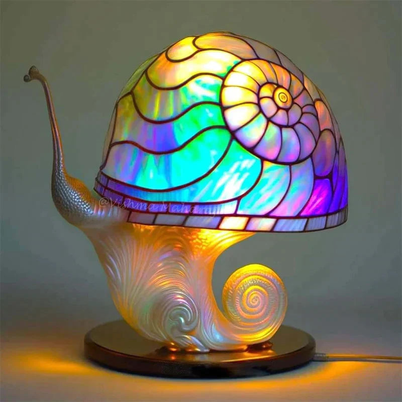 Eventyrlig glassmaleri bordlampe, ideell som dekorlampe og nattlys for barn. Unikt interiør til barnerommet.