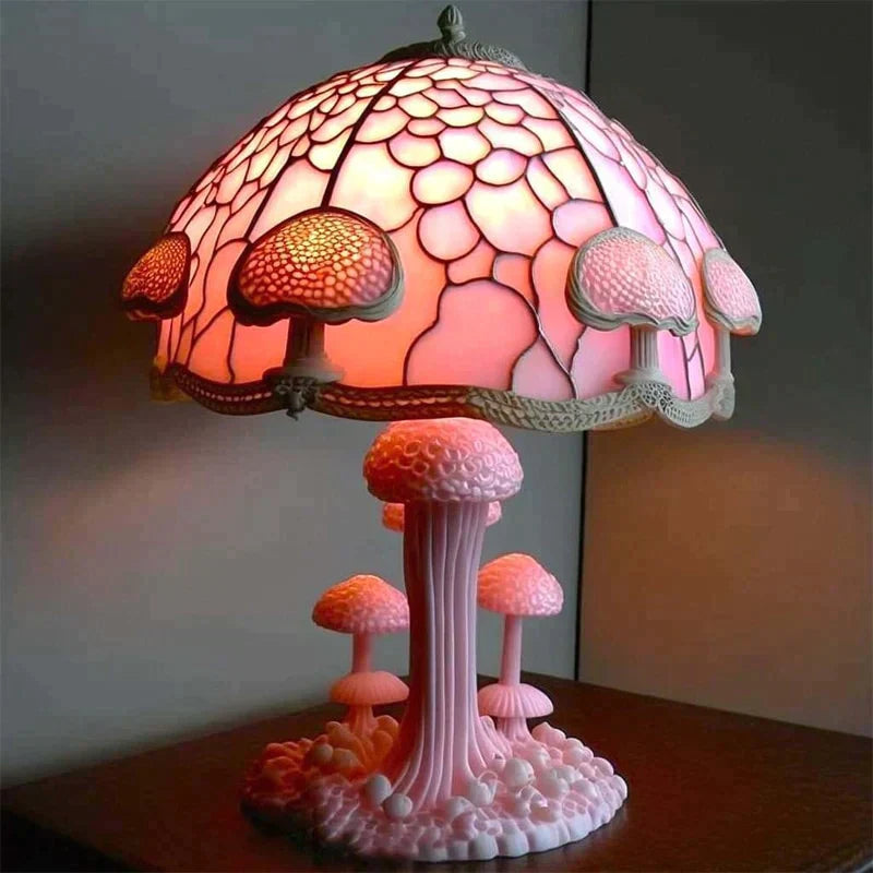 Vakker glassmaleri bordlampe for barn, en perfekt gaveidé. Lysende kunstverk som skaper magisk stemning.