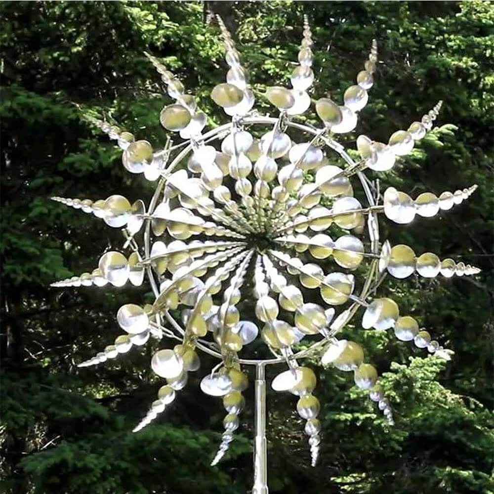 Moderne metallvindmølle, hagedekorasjon med roterende blader. Flott gaveide for hageentusiaster.