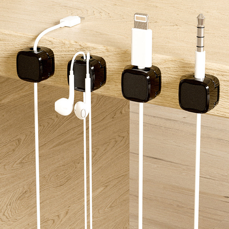 "Magnetisk ledningsholder som organiserer kabler effektivt, med stilren design og sikker lås for tekniske enheter."