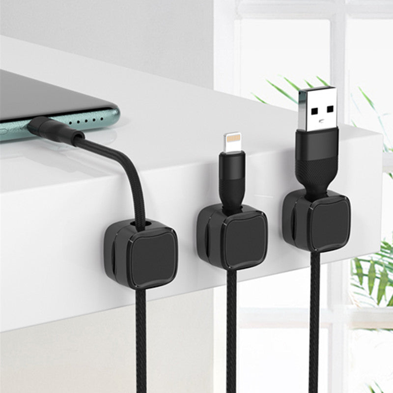 "Magnetisk ledningsholder som organiserer kabler effektivt, med stilren design og sikker lås for tekniske enheter."