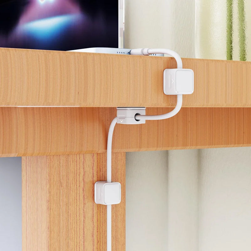 "Magnetisk ledningsholder som organiserer kabler effektivt, med stilren design og sikker lås for tekniske enheter."