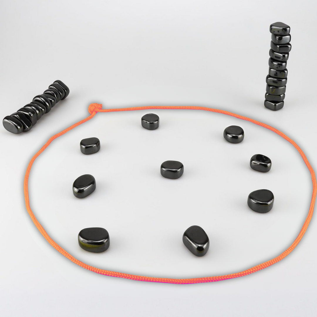 Enkelte magnetiske sjakkbrikker stablet, demonstrerer den kompakte designen og magnetiske egenskapene