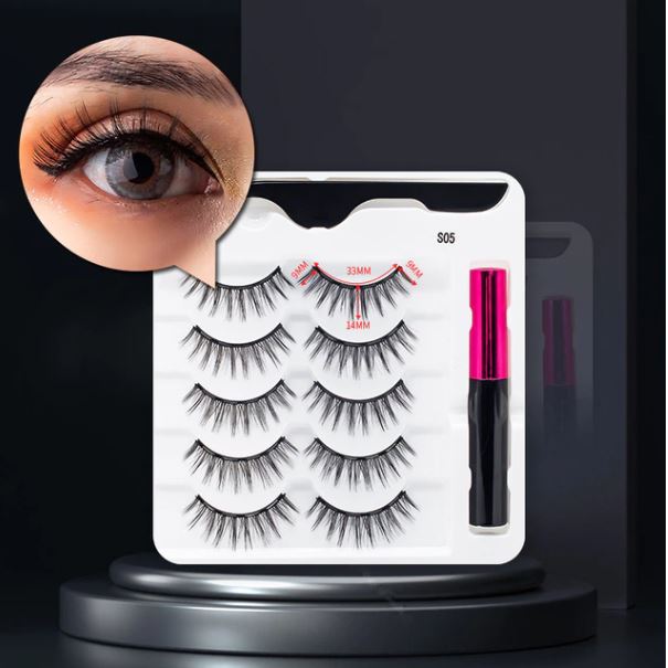Kvinne med vakre magnetiske falske vipper og eyeliner. Flott øyesminke for skjønnhet.