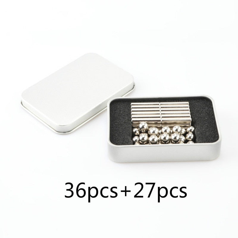 Gruppe barn samarbeider om stor konstruksjon med magnetiske byggepinner og kuler