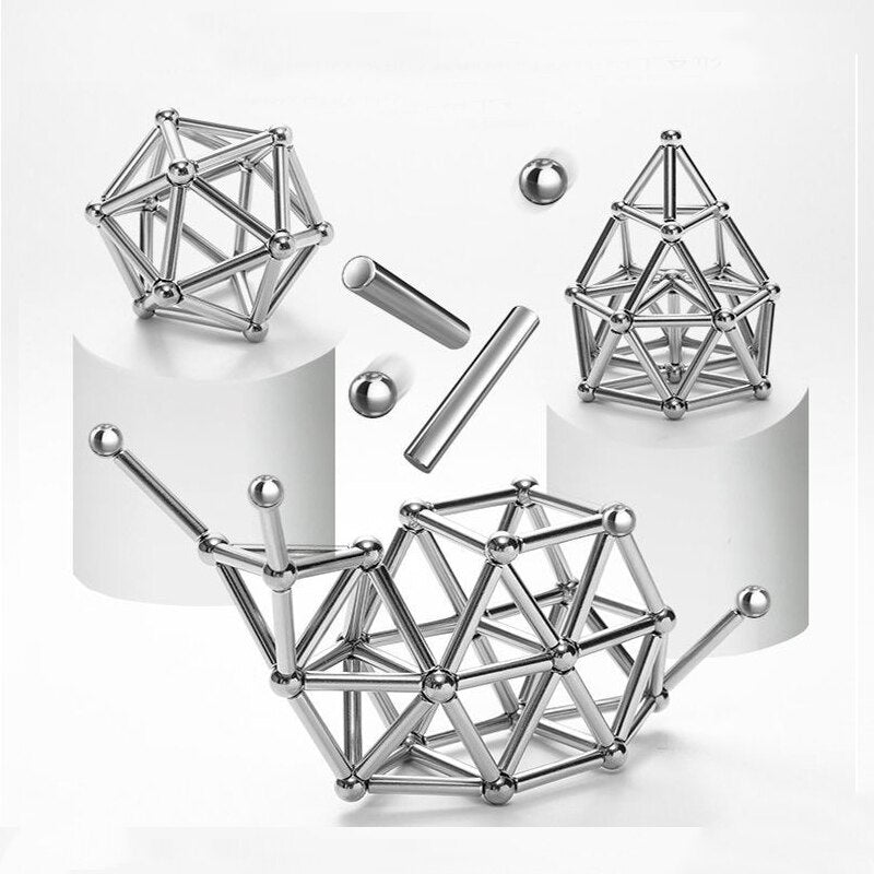 Nærbilde av magnetiske byggepinner og kuler, ideelt for kreative konstruksjonssett