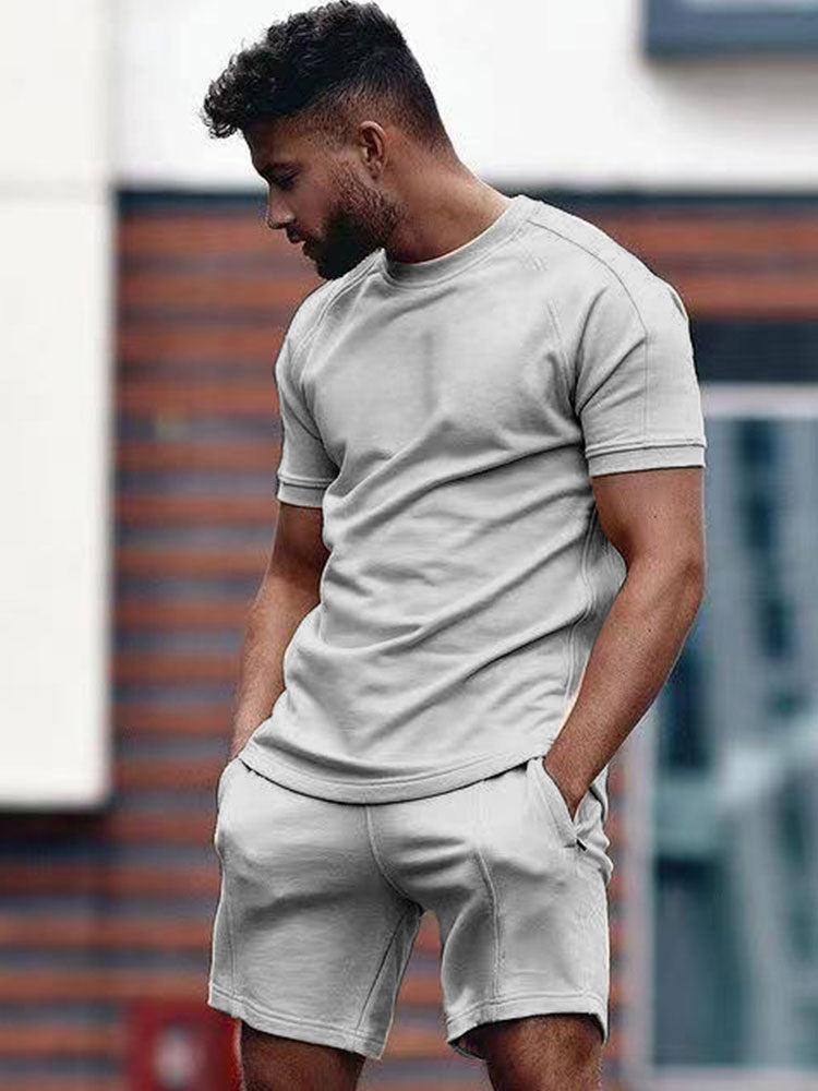 Nærbilde av mykt herresett med t-skjorte og shorts. Ideelt for komfortabel herremote, casual stil og fritid.