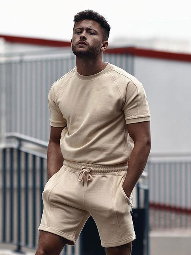 Komplett herresett med behagelig t-skjorte og matchende shorts. Perfekt som casual antrekk for varme sommerdager.