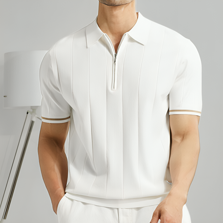 Myk bomullspolo for herrer. Stilren kortermet skjorte, ideell for casual antrekk og sommerdager.
