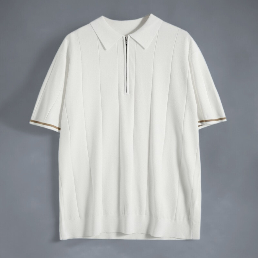 Mann iført hvit kortermet bomullspolo. Komfortabel og stilren herrepologenser, perfekt for casual bruk.