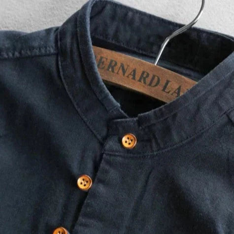 Mann iført marineblå katana-inspirert skjorte i linblanding, frontvisning