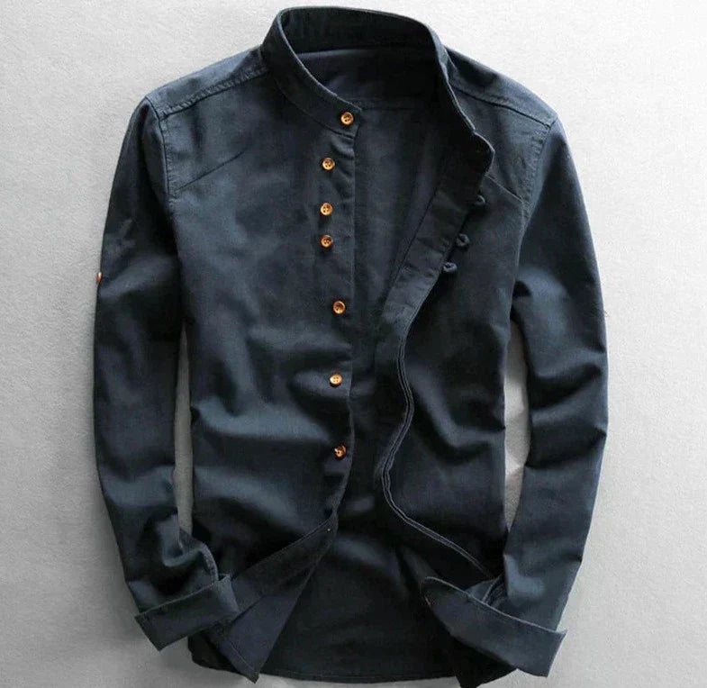 Mann iført hvit katana-inspirert skjorte i linblanding, elegant og uformell