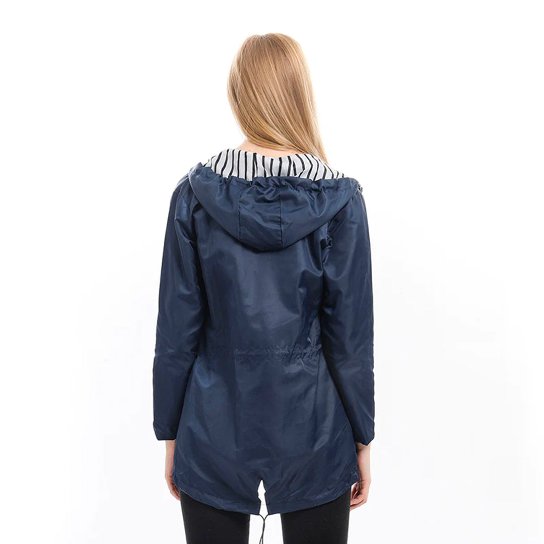 "Marineblå regnfrakk for kvinner, lett og stilfull design med justerbar hette, perfekt for sommerregn."