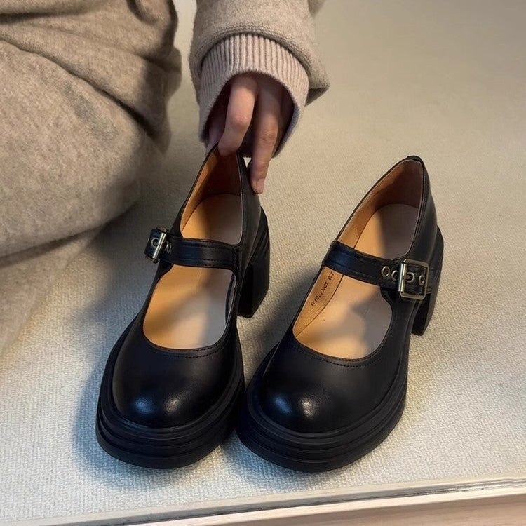 Mary Jane damesko i syntetisk lær med chunky hæl, justerbar spenne, rund tå, elegant design, sidevisning.
