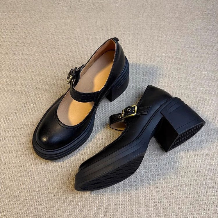 Mary Jane damesko i syntetisk lær med chunky hæl, justerbar spenne, rund tå, elegant design, sidevisning.