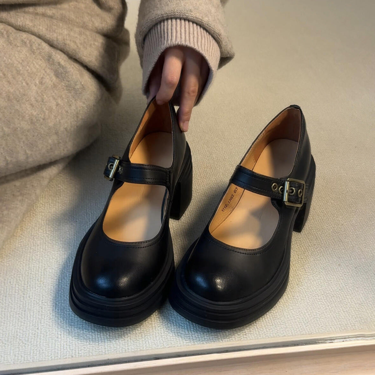 Mary Jane damesko i syntetisk lær med chunky hæl, justerbar spenne, rund tå, elegant design, sidevisning.