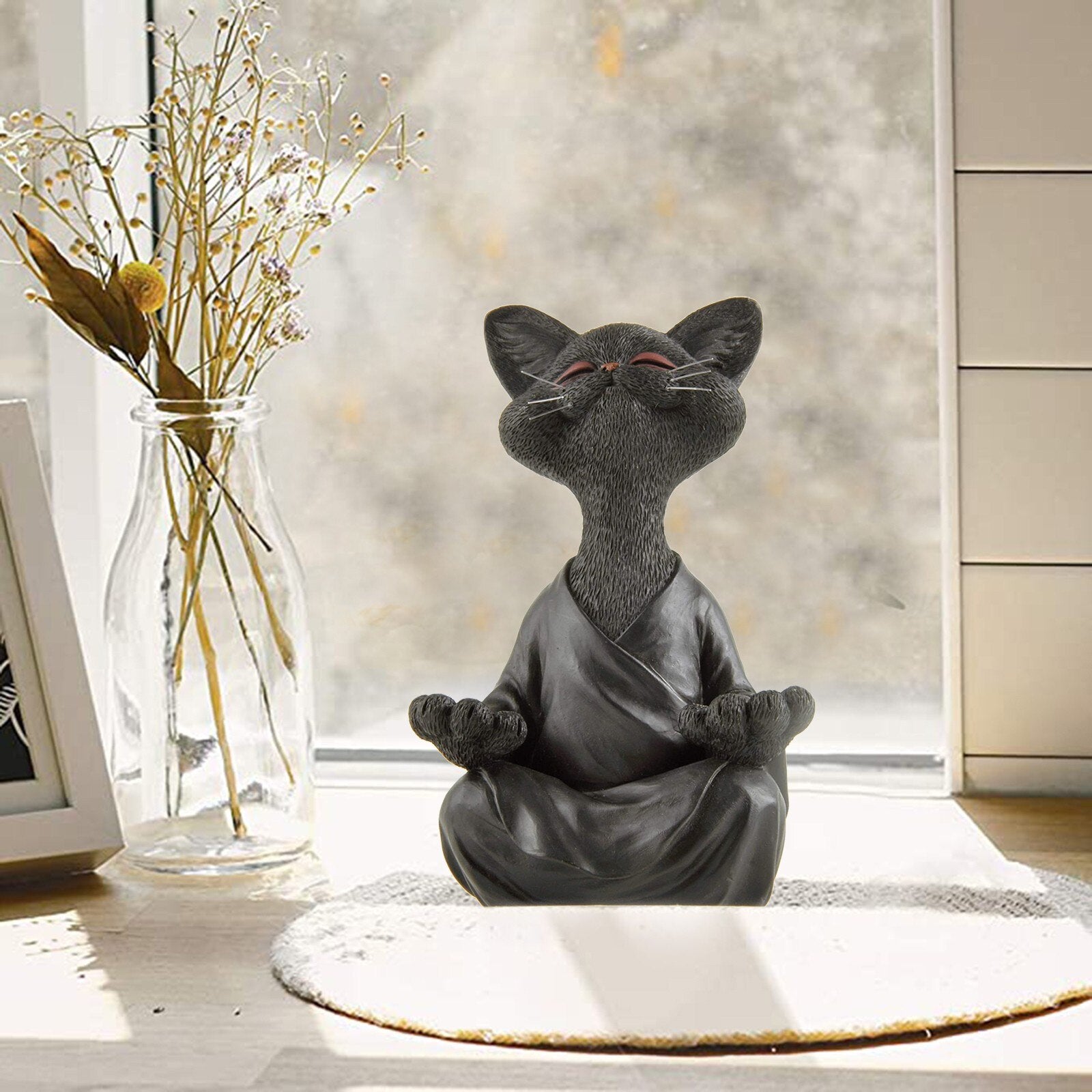 Meditativ Buddha kattfigur i grå harpiks for innendørs og utendørs zen-hjemmedekor.