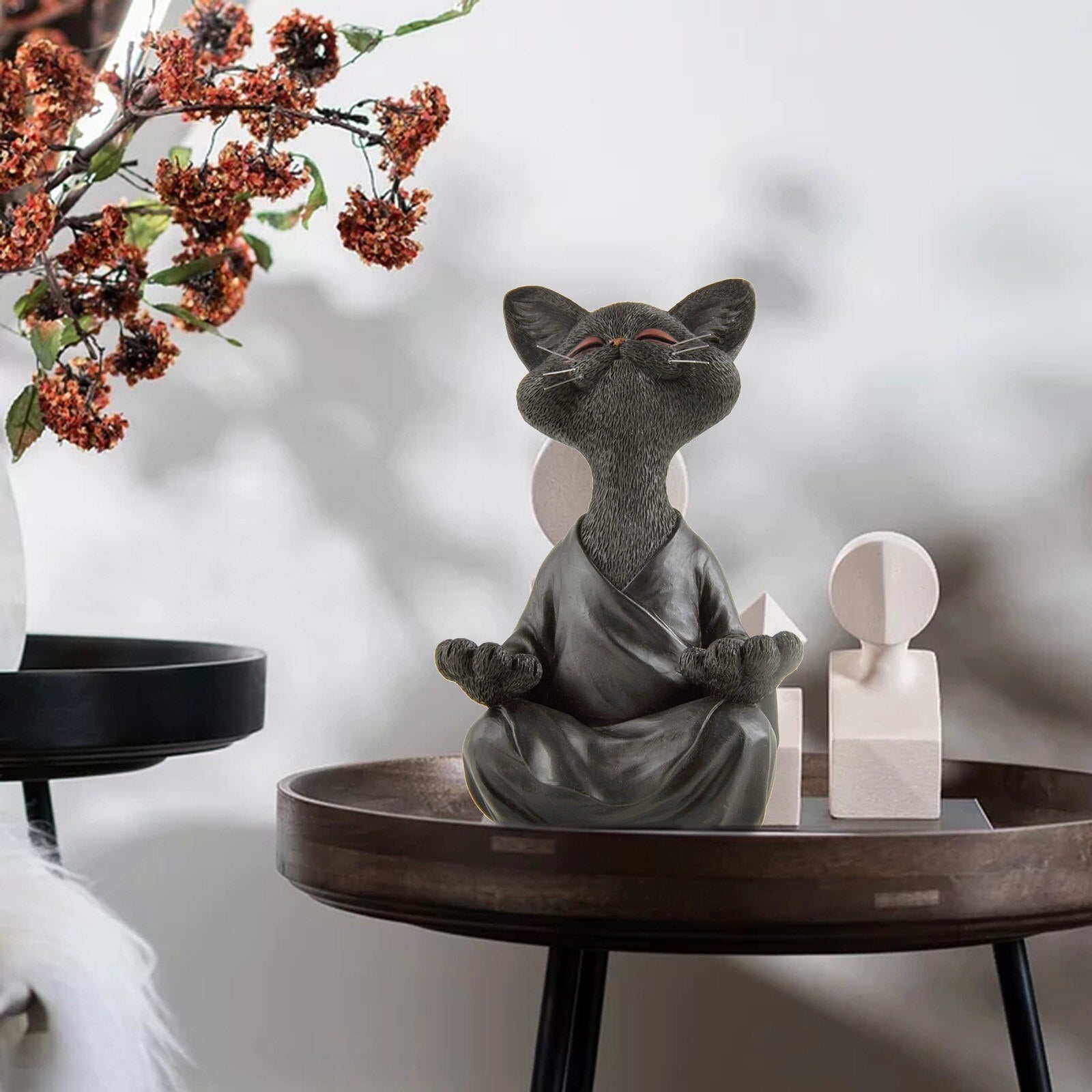 Harpiksfigur av Buddha-katt i lotusstilling, som gir ro og harmoni til ethvert rom.