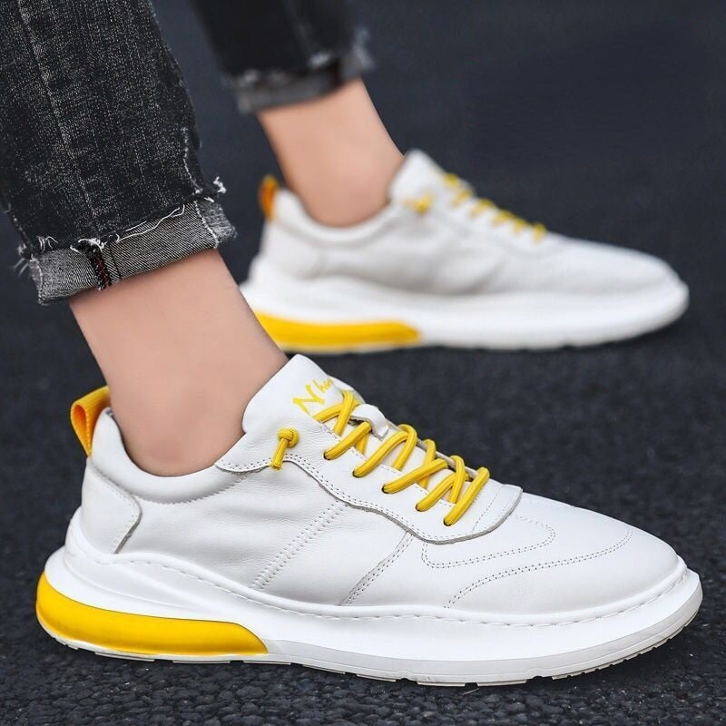 Moderne menns sneakers med atletisk design, perfekt for sport og daglig komfort. Stilige og slitesterke.