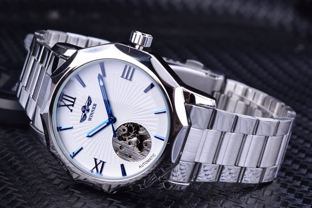 Moteriktig automatisk skjelettklokke i stål på håndledd, viser mekanisk presisjon. Elegant armbåndsur for menn.