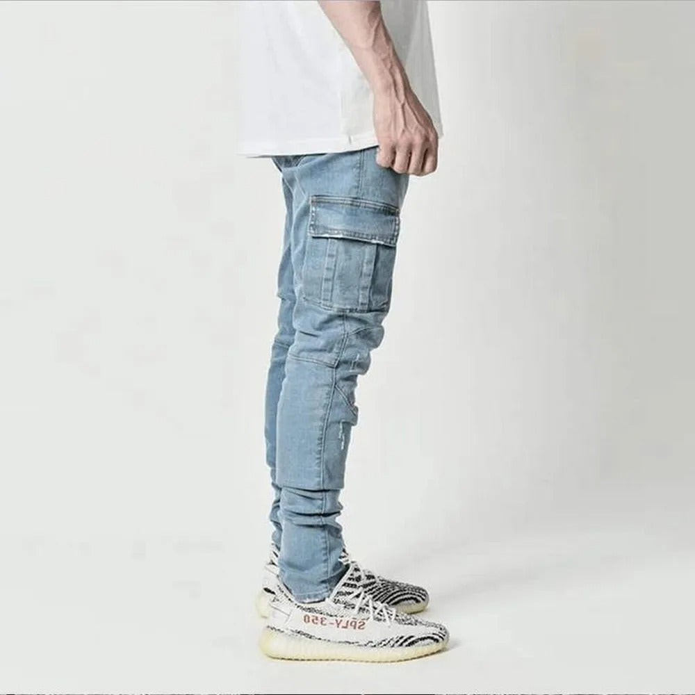 Detaljer av glidelås og knapp på menns elastiske cargo jeans, blå denim, slim fit, herreklær