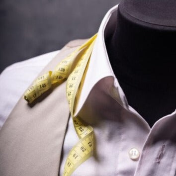 "Menns business vest dress, stilfulle V-hals design, slim fit, elegant mørkeblå farge, skreddersydd for kontorbruk."