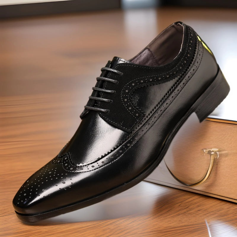 "Menns klassiske brogue sko i brunt lær, perforerte detaljer, elegant og komfortabel design, front og sidevisning."