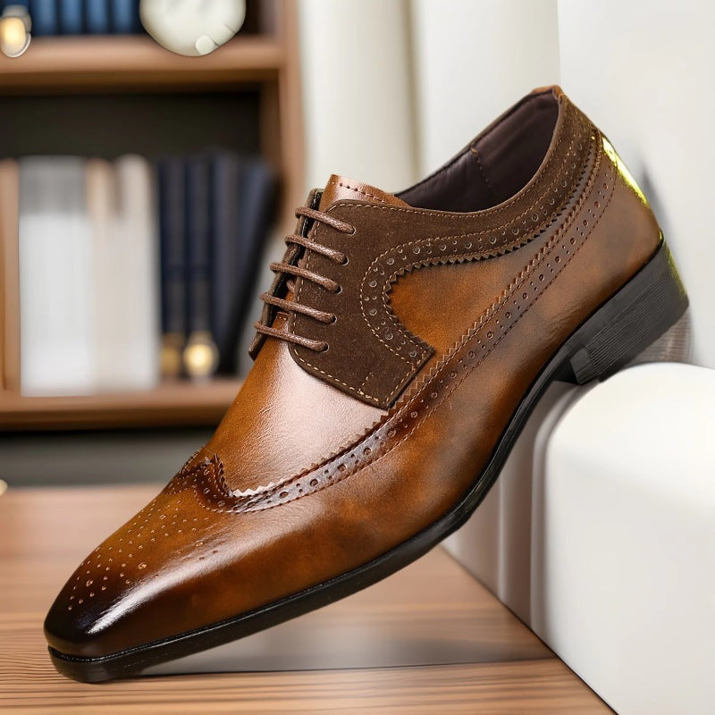 "Menns klassiske brogue sko i brunt lær, perforerte detaljer, elegant og komfortabel design, front og sidevisning."