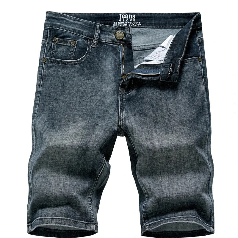 Stilrent antrekk: Klassiske menns shorts stylet med en polo og sandaler for en elegant sommerdag.