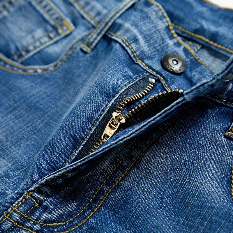 Nærbilde: Detaljer av stoffet på klassiske herreshorts. Myk tekstur for komfortable sommershorts.