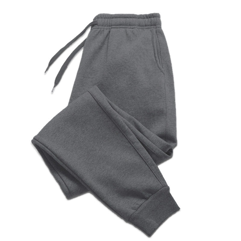 Sporty joggebukse for herre med snøring i midjen, god bevegelsesfrihet for trening.