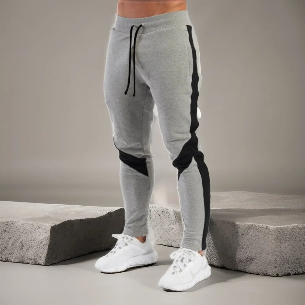 Mann iført stilige treningsjoggere, joggebukse for en aktiv livsstil, både sporty og komfortabel.