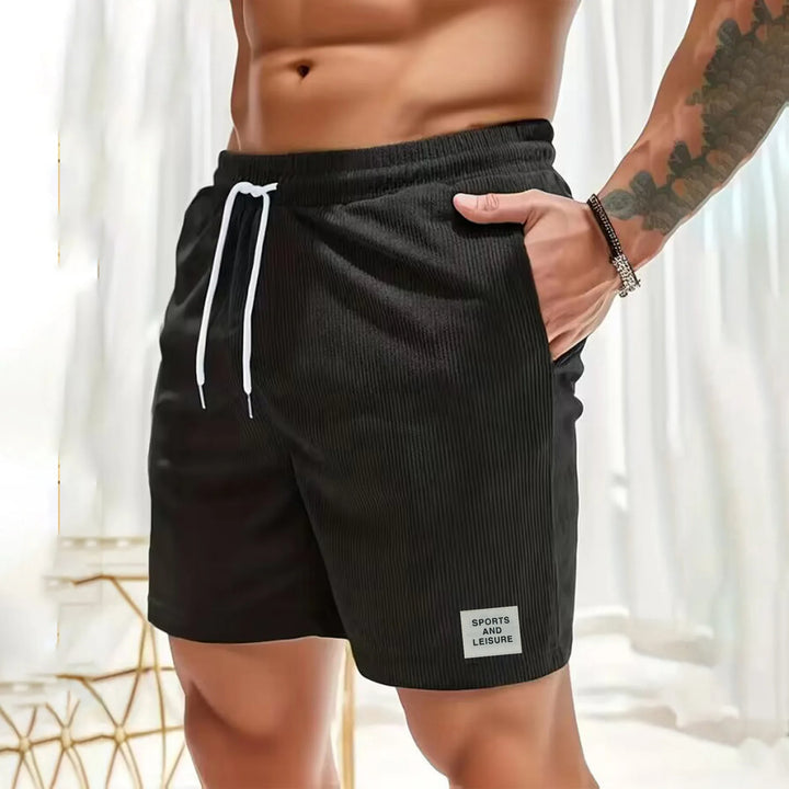 Detalj av justerbar midje på menns kordfløyels shorts. Sikrer perfekt passform for alle casual sommeraktiviteter.