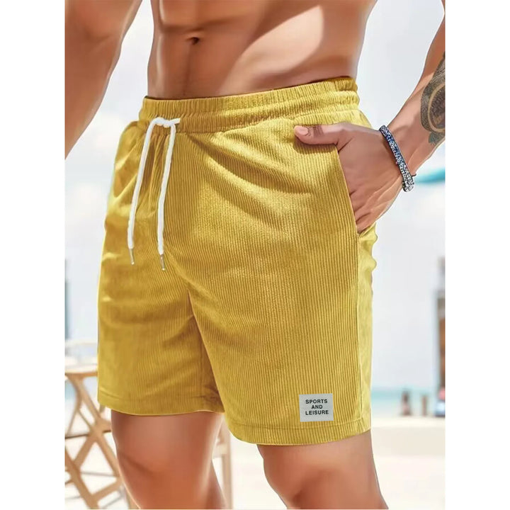 Mann nyter sommerdagen i stilige kordfløyels shorts. Perfekte menns fritidsshorts for avslapning og komfort.