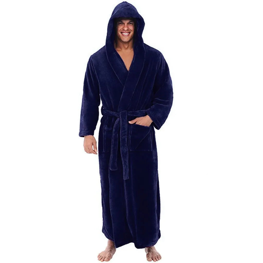 Lang herrebadekåpe med hette i myk flanell, perfekt for avslapning hjemme. En varm og koselig morgenkåpe.