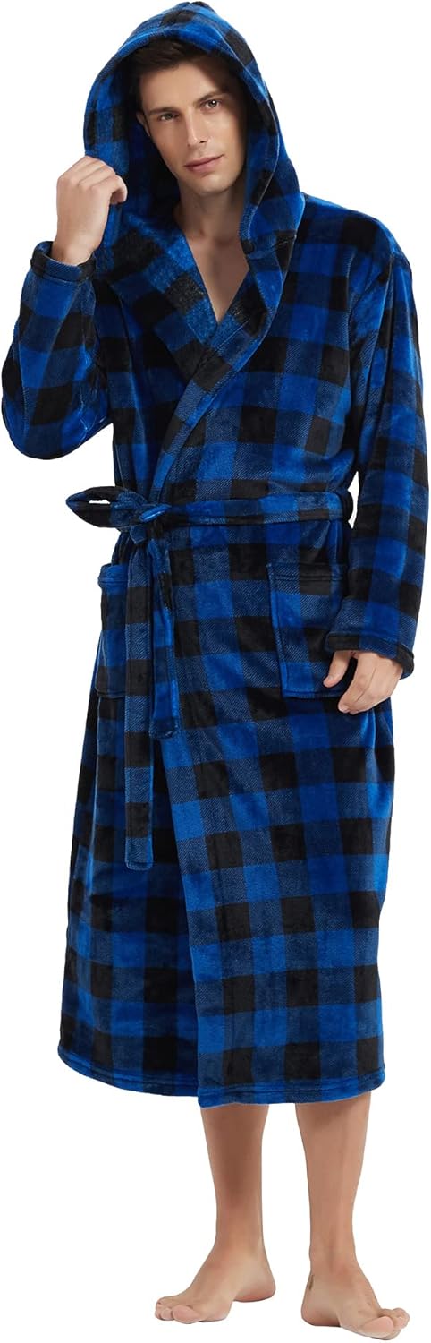 Sammenfoldet lang fleece morgenkåpe for menn, klar til bruk for ekstra komfort.
