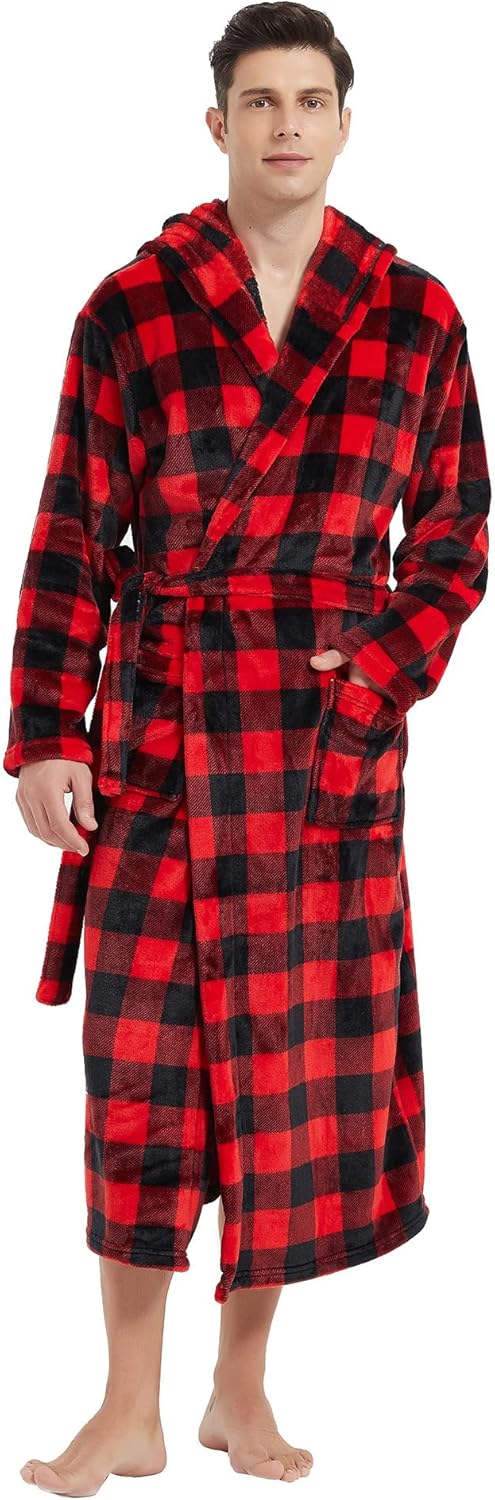 Detalj av den myke plysj teksturen på en lang fleece herrebadekåpe, viser kvalitet.