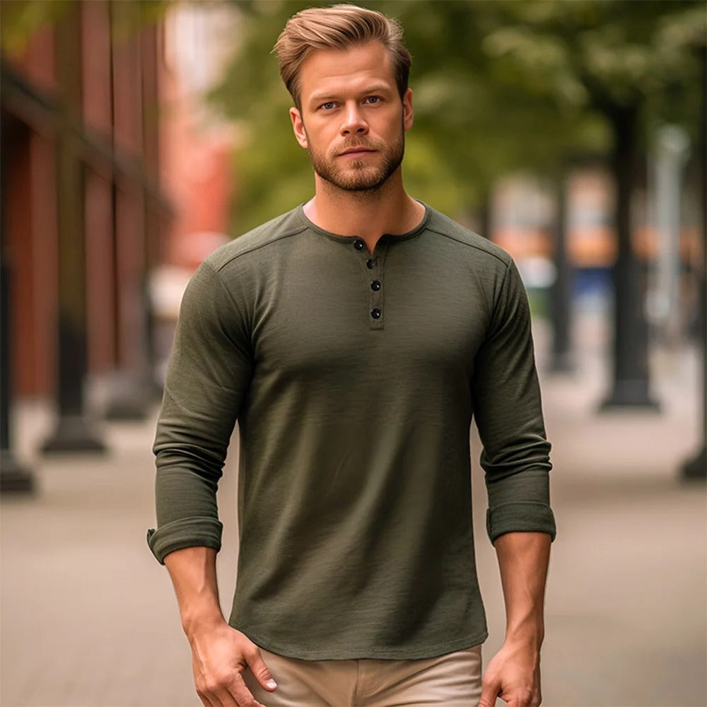 Mørk rød langermet Henley t-skjorte for menn. Komfortabel og moderne fritidsgenser.