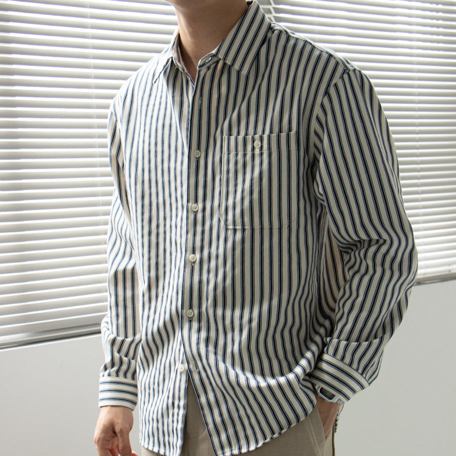 Elegant stripet herreskjorte med lange ermer, ideell for en avslappet, men stilfull look.