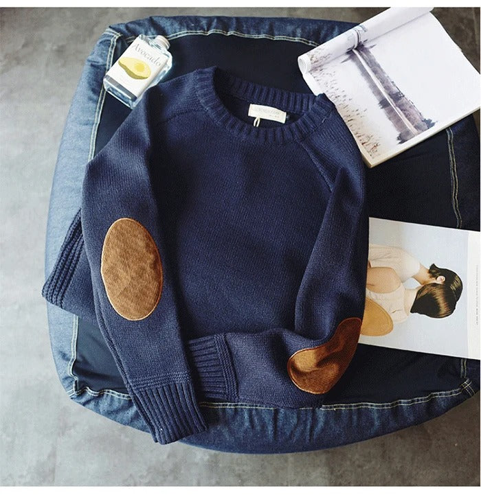 Bakside av en oversized lappestrikket herregenser, viser romslig passform og design.
