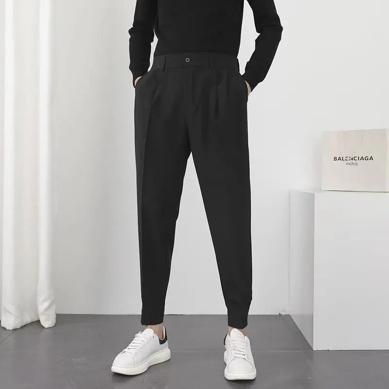 Herrebukser i koreansk stil med elastisk linning. Plissert og tapered for komfort og stil.