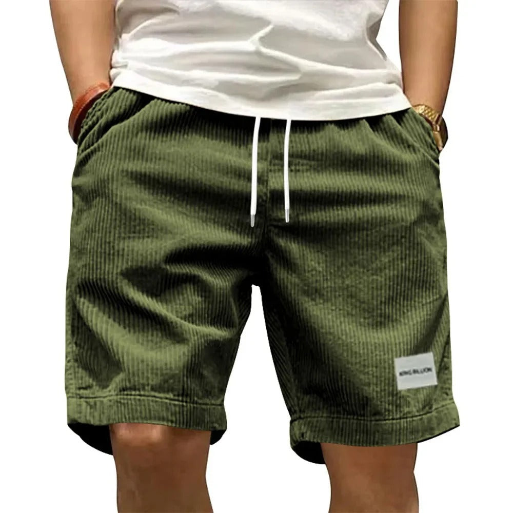 Menns svarte cargoshorts i retrostil, med justerbar snøring. Flotte for sommerens fritidsaktiviteter.