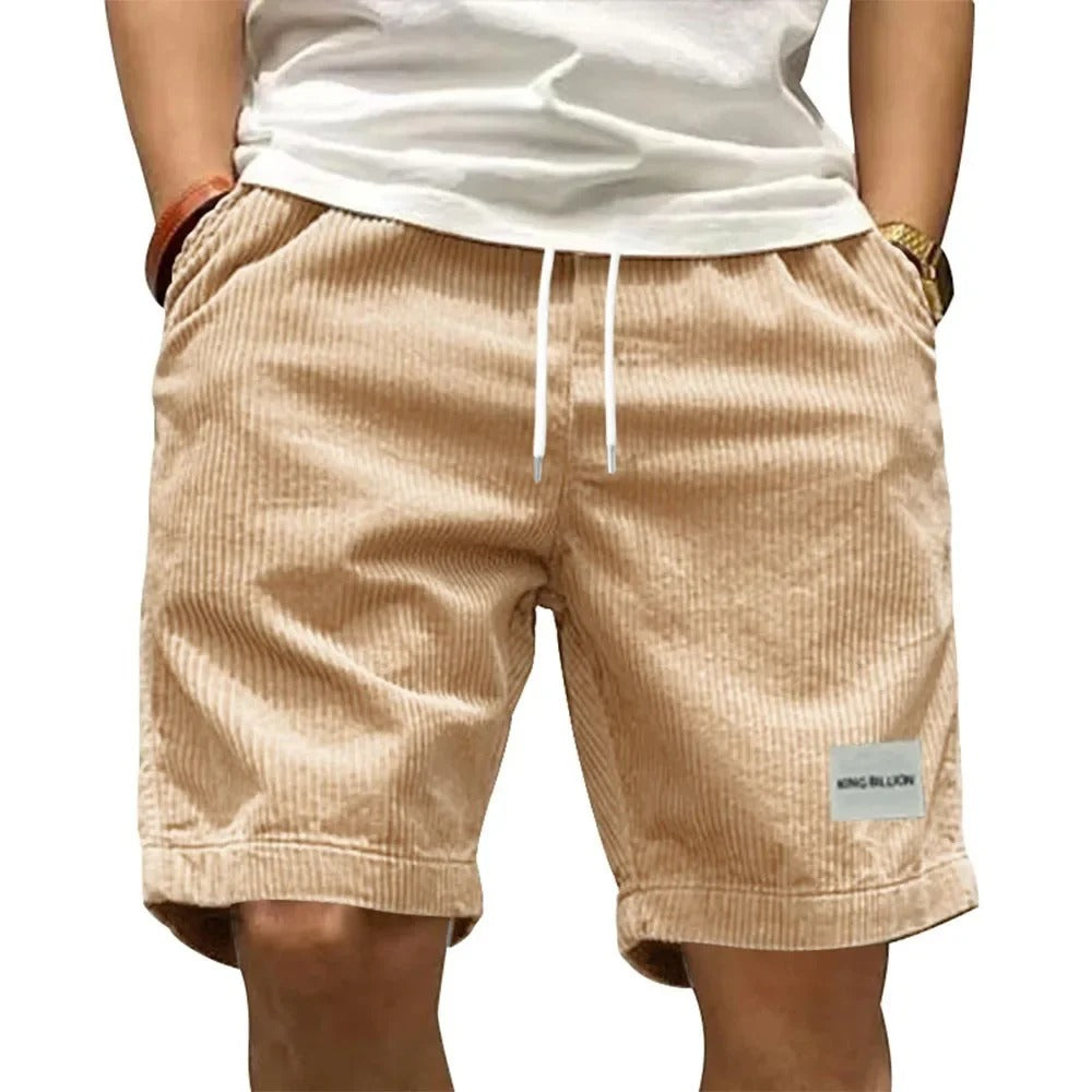 Blå retro cargoshorts for menn, viser sidelomme og robust design. Perfekt for utendørs bruk.