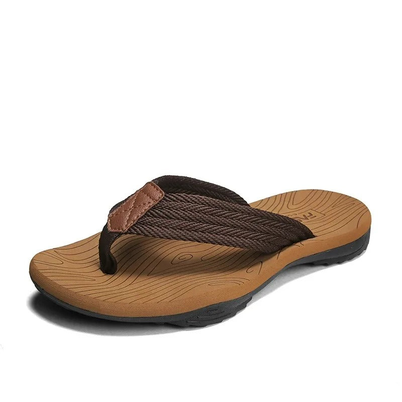 Robuste herre flipflops med sklisikker såle, egnet for strand, basseng og fritidsbruk.