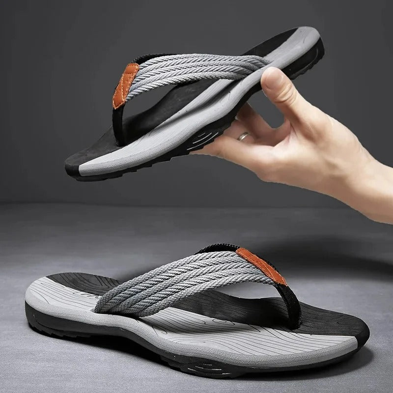 Holdbare sommerflipflops for menn, sklisikre og pustende for aktive utendørsdager.