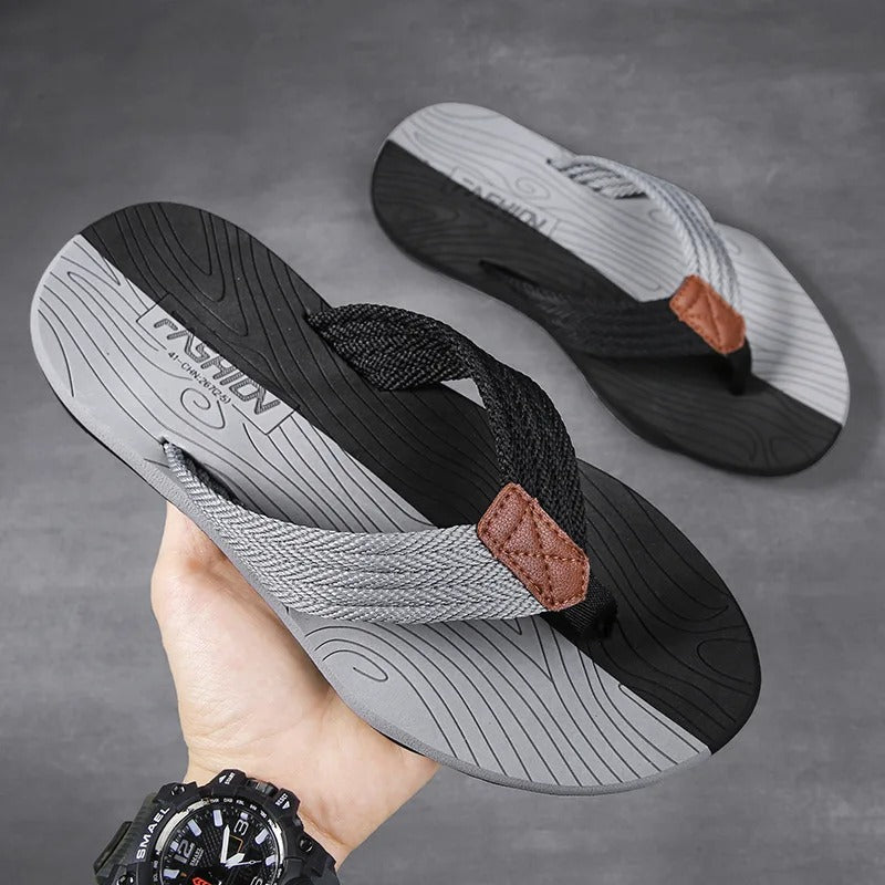Komfortable herre flipflops med sklisikker såle og pustende design for sommerbruk.
